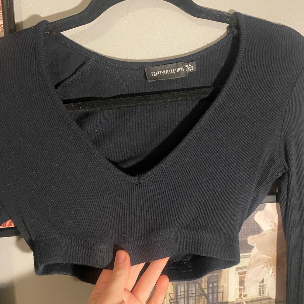 PrettyLittleThing Black Ribbed V-Neck Crop Top